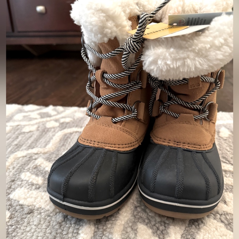 Brand new with tags, snow or rain boot! Warm!! Lined with fleece!